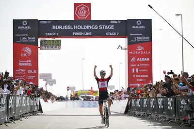 Tadej Pogačar trionfa a Jebel Hafeet e vince l'UAE Tour 2025
