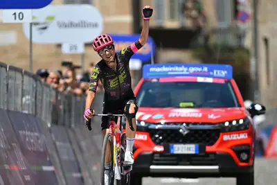 Emond trinfa a Urbino © EF - Oatly - Cannondale via X