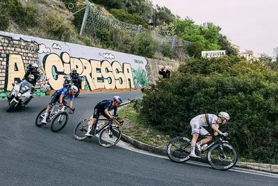 Mathieu van der Poel, Thomas Pidcock e Tadej Pogačar sulla discesa della Cipressa alla Sanremo 2026 ©Milano-Sanremo