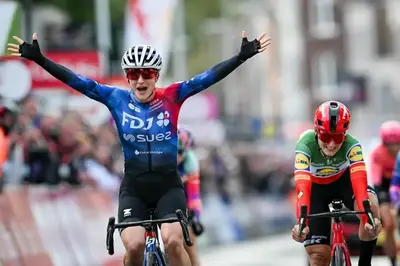 Grace Brown vince la Liegi-Bastogne-Liegi 2024 su Elisa Longo Borghini ©ASO