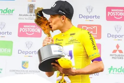 Rodrigo Contreras festeggia la vittoria finale della Vuelta a Colombia © Vuelta a Colombia