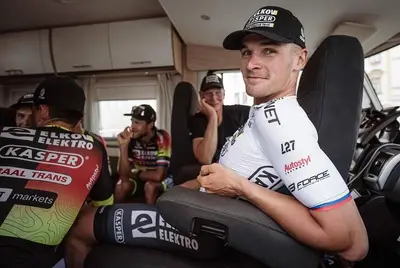 Lukáš Kubiš prima del via di una tappa del Czech Tour © Elkov-Kasper
