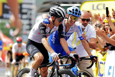 Simon Yates si congratula con il fratello Adam, vincitore della prima tappa del Tour de France 2023 a Bilbao