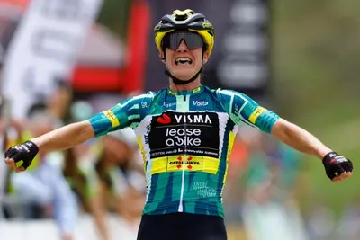 Vos si impone per distacco nella seconda tappa della Volta a Catalunya Femenina 2024 ©Rafa Gómez/sprintcycling