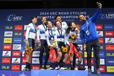 La squadra italiana sul gradino più alto del podio assieme al CT Marco Velo © Federciclismo via X
