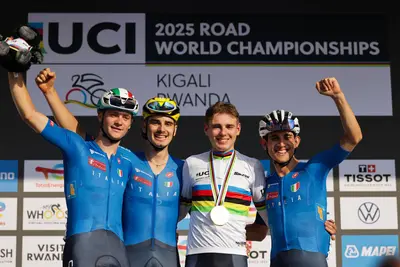 Lorenzo Mark Finn sul podio della prova iridata under 23 con i suoi compagni © SWPix