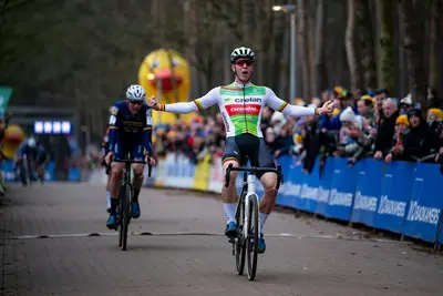 Laurens Sweeck trionfa in volata al Krawatencross di Lille © TFoto / Veldritkrant via X