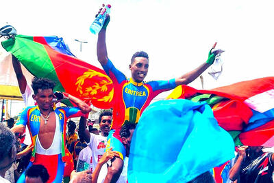 Henok Mulubrhan portato in trionfo dai tifosi eritrei dopo la vittoria nei Campionati Continentali Africani © African Continental Road Championships