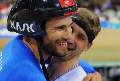 Filippo Ganna e l'amico-rivale Dan Bigham, primo e terzo nelle qualifiche dell'Inseguimento a Saint-Quentin-en-Yvelines 2022 © UCI