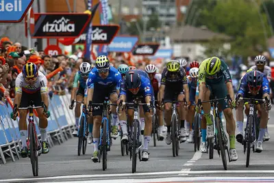 Il serrato sprint che ha premiato Romain Grégoire ad Amorebieta-Etxanon © Itzulia Basque Country