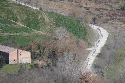 Il gruppo in discesa nel settore di Pieve a Salti @Cicloweb.it