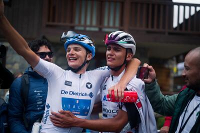 Giulio Pellizzari e Isaac Del Toro festeggiano dopo il traguardo © Tour de l'Avenir