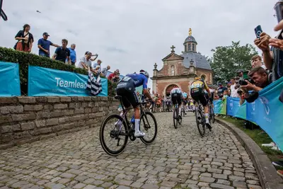 Il gruppo sul Muur de Grammont nella terza tappa del Renewi Tour 2023 ©Renewi Tour