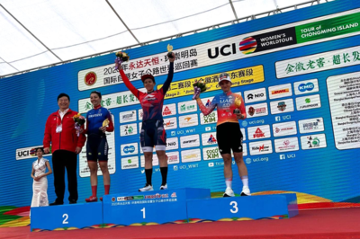 Hanna Tserakh sorprende Martina Fidanza e Chiara Consonni al Tour of Chongming Island ©UAE Team ADQ