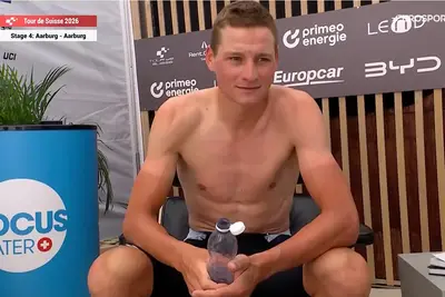 Mathieu van der Poel è stato multato di 500 franchi svizzeri per essersi presentato a torso nudo dopo la cronometro del Tour de Suisse ©Silvia Colombo