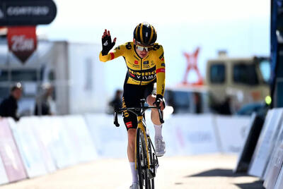 Jonas Vingegaard saluta il pubblico sul Monte Trega © Getty Images