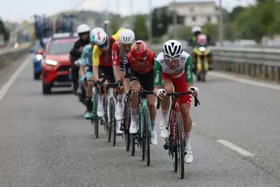 Tonelli, Verre, Van der Hoorn, Moniquet e Tarozzi in fuga durante la prima tappa del Giro d'Italia 2025 © Team Polti VisitMalta / SprintCycling via X
