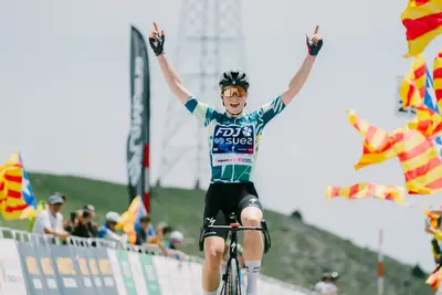 Tappa e maglia per Demi Vollering sul Coll de Pal ©Volta a Catalunya