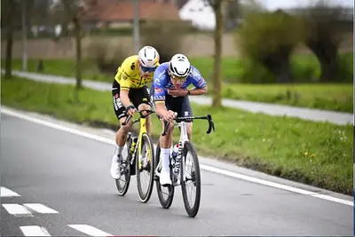 Mathieu van der Poel (a destra) e Wout van Aert (a sinistra) hanno attaccato a 36 km dal traguardo, ma sono stati ripresi a un chilometro dall'arrivo della In Flanders Fields 2026 © JASPER JACOBS / Belga/AFP