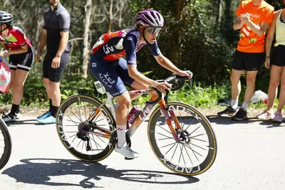 Urška Žigart in fuga nella quarta tappa del Tour de Suisse 2024 ©GreenEDGEteam via X