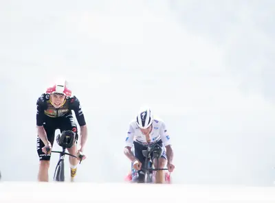 Jonas Vingegaard supera Remco Evenepoel nel finale della cronoscalata al Peyragudes al Tour 2025 ©James Startt