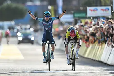 Lenny Martinez precede Jonas Vingegaard sul traguardo di Nizza (ASO)