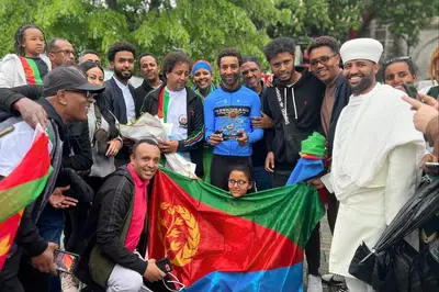 Merhawi Kudus con i tifosi eritrei al termine del Presidential Cycling Tour of Türkiye © Terengganu