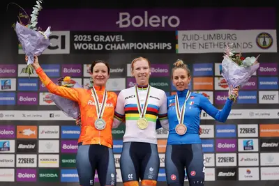 Lorena Wiebes, Marianne Vos e Silvia Persico sul podio dei Mondiali femminili gravel 2025 ©SWpix