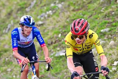 Giulio Pellizzari e Jonas Vingegaard sul Blockhaus ©Dario Belingheri