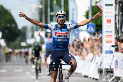 Julian Alaphilippe vittorioso sul traguardo della terza tappa del Tour de Slovaquie © Sona Nikova