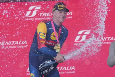 Jonathan Milan sul palco di Andora © Giro d'Italia