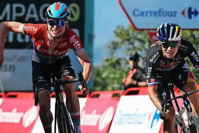 Lennert van Eetvelt esulta troppo presto nella quarta tappa della Vuelta a España ©Lennert van Eetvelt via IG