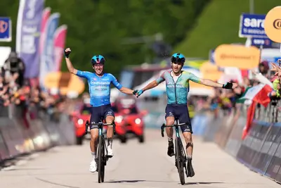 Lorenzo Fortunato e Christian Scaroni in parata sul traguardo della sedicesima tappa del Giro d'Italia 2025 © Giro d'Italia / LaPresse via X