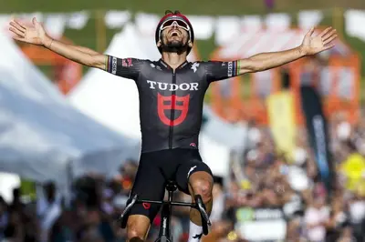 Julian Alaphilippe batte Sivakov e Bettiol al Grand Prix Cycliste de Québec ©Alessandro Perrone/SprintCycling