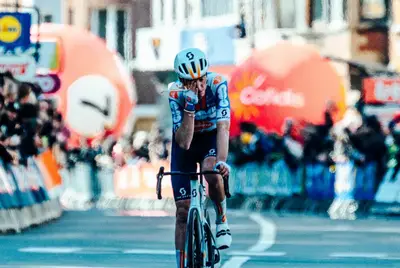 Le lacrime di Romain Bardet all'arrivo della Liegi © DSM-Firmenich PostNL/Cycling Images