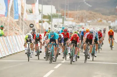 Il serrato sprint con cui Amaury Capiot (in rosso) ha sopravanzato Ide Schelling © A.S.O. - Oman Cycling Association - Thomas Maheux