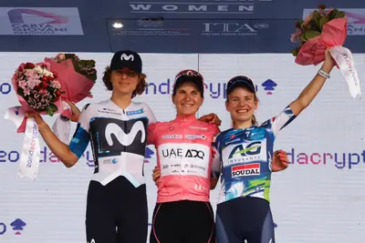 Reusser sul podio finale con Longo Borghini e Gigante ©Movistar Team