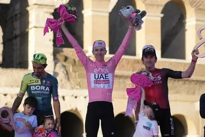 Geraint Thomas e Tadej Pogačar sul podio del Giro d'Italia 2024 © AP