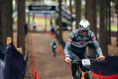 Mathieu van der Poel sul tracciato di Nove Mesto © Alpecin-Deceuninck via X