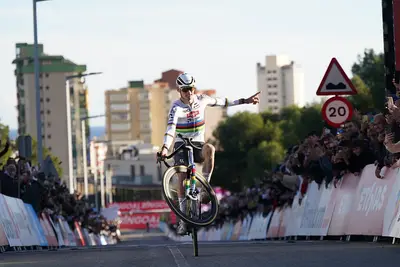 Mathieu van der Poel taglia il traguardo di Benidorm © UCI Cyclocross via X