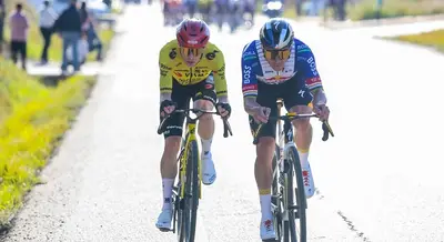 Remco Evenepoel all'attacco nella terza tappa della Volta a Catalunya 2026, con Jonas Vingegaard appiccicato alla sua ruota (CorVos)