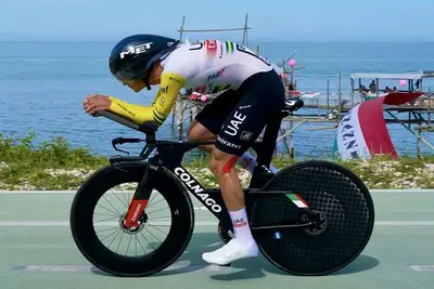 Jay Vine in azione durante la 1a tappa dell'ultimo Giro d'Italia @ UAE Team Emirates
