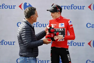 Jonas Vingegaard in maglia rossa con Miguel Indurain al termine della decima tappa della Vuelta a España 2025 ©Team Visma | Lease a Bike