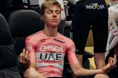 Un meditante Tadej Pogacar durante il Giro 2024 @ UAE Team Emirates