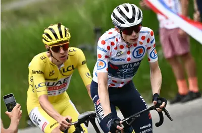 Pogacar in giallo insegue Vingegaard (in maglia a Pois) al Tour de France 2024 ©️Getty Images