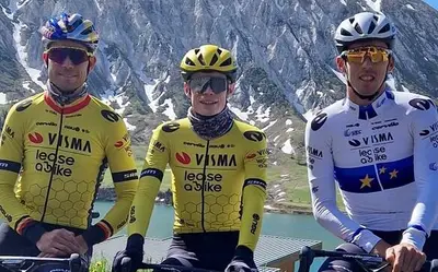 Jonas Vingegaard, insieme a Wout Van Aert e a Christophe Laporte, nel ritiro di Tignes