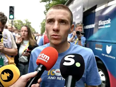 Remco Evenepoel intervistato dai cronisti
