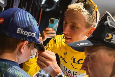 Pogačar autografa il cappellino del figlio di Tim Merlier © A.S.O. / Charly Lopez