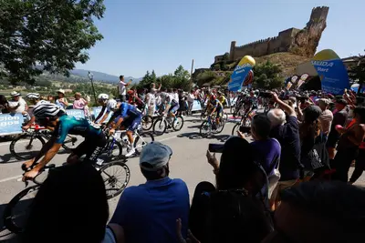 Una panoramica del gruppo alla Vuelta a Burgos 2024 (@vueltaaburgos, via X)