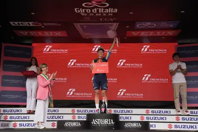 Elisa Longo Borghini sul podio della prima tappa del Giro d'Italia Women 2024 © Giro d'Italia Women via x